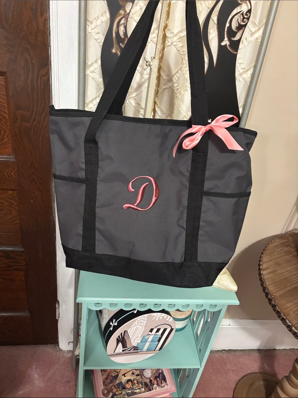 Tote bag with initial D and pink embroidery